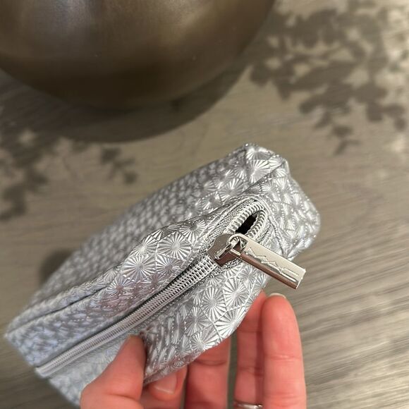 M.A.C cosmetics bag and goodies - Picture 5 of 8